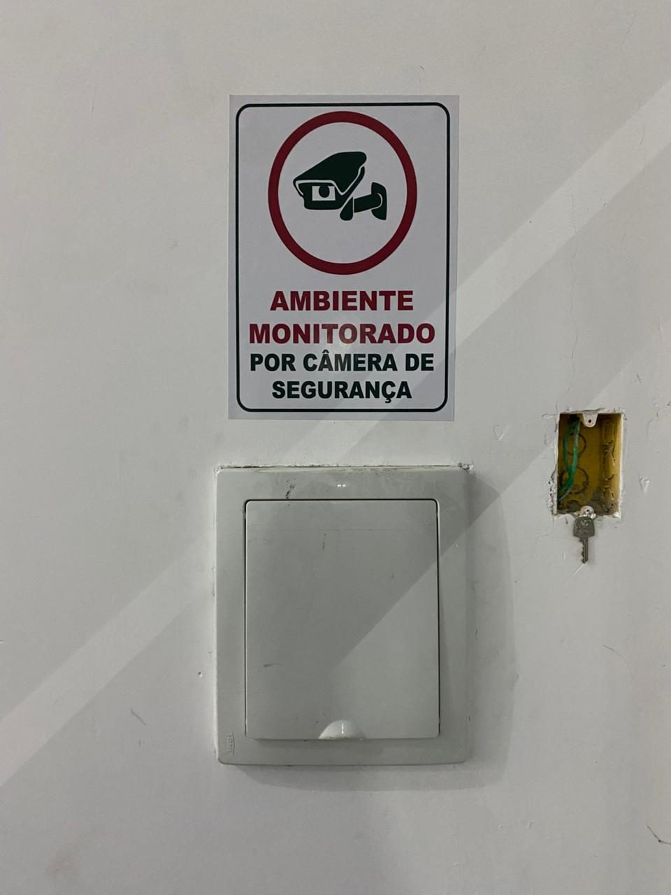 Ambiente monitorado por câmeras